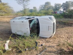 स्कॉर्पियो व बाइक में हुई जबरदस्त टक्कर, तीन घायल 